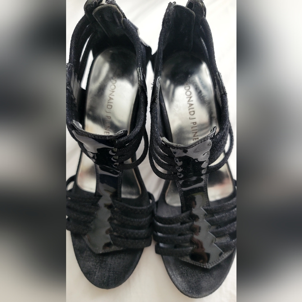 DONALD PLINER Designer Strappy open toe  Women's Sandals Size 5.5M